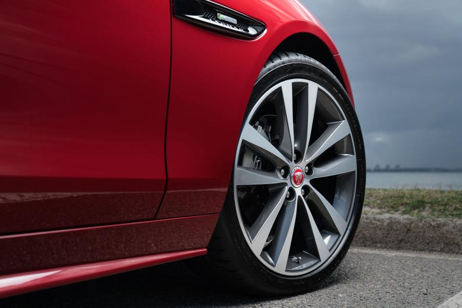 Детали экстерьера Jaguar XE 25t R-Sport 2015 года  (AU) (фото 14 из 40)